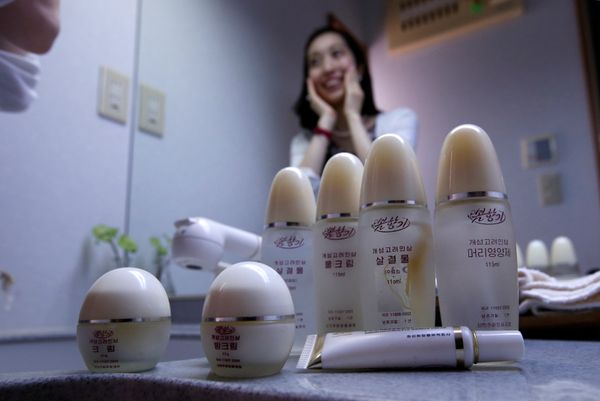 Chunhun, la líder del club de fanes 'Sengun-joshi' ('Chicas militares ante todo'), poniéndose maquillaje norcoreano que adquirió en China, cerca de la frontera con la RPDC. - Sputnik Mundo