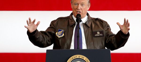 Donald Trump, presidente de EEUU, en la base aérea de Yokota - Sputnik Mundo