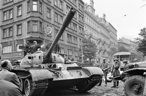 Tanques soviéticos en Praga el año 1968 - Sputnik Mundo