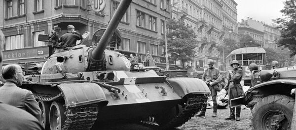 Tanques soviéticos en Praga el año 1968 - Sputnik Mundo