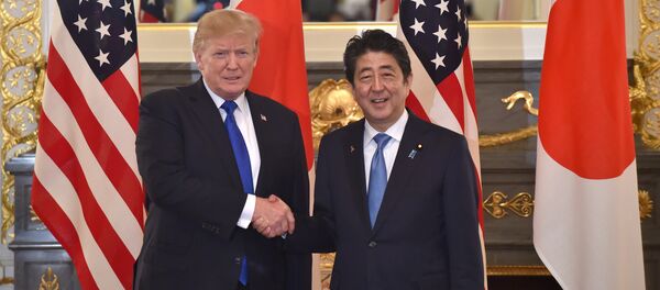 Donald Trump, presidente de EEUU, y Shinzo Abe, primer ministro de Japón - Sputnik Mundo
