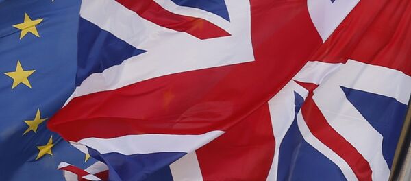 Las banderas del Reino Unido y la UE Las banderas del Reino Unido y la UE - Sputnik Mundo