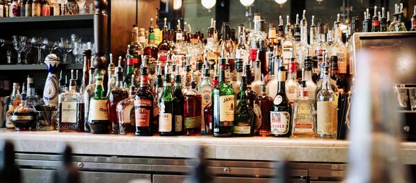 Las botellas con alcohol (imagen referencial) - Sputnik Mundo