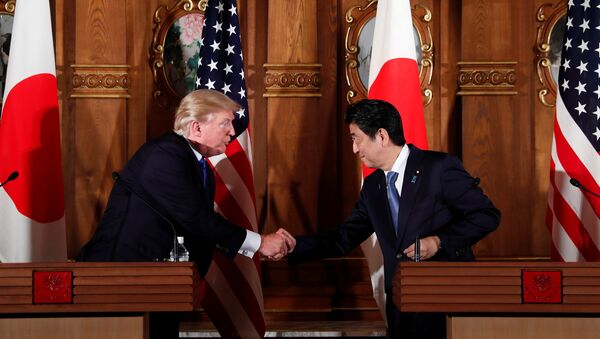 Donald Trump, presidente de EEUU, y Shinzo Abe, primer ministro de Japón - Sputnik Mundo