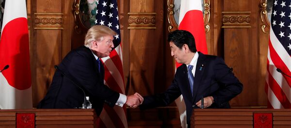 Donald Trump, presidente de EEUU, y Shinzo Abe, primer ministro de Japón - Sputnik Mundo