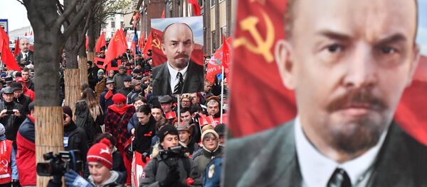 La Marcha de los Comunistas en Moscú con motivo del centenario de la Revolución de Octubre - Sputnik Mundo