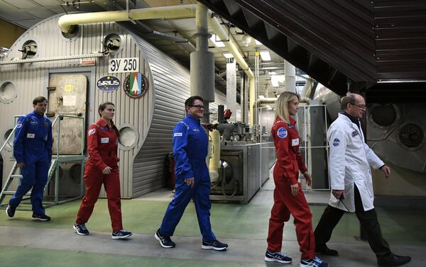 La tripulación del experimento Sirius-17 La tripulación del experimento Sirius-17 - Sputnik Mundo