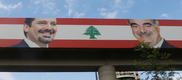 El retrato del ex primer ministro de Líbano, Saad Hariri, y su padre, Rafik Hariri - Sputnik Mundo