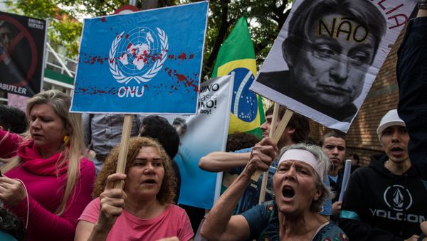 Protestas en Río de Janeiro contra la llegada de la filósofa feminista estadounidense Judith Butler Protestas en Río de Janeiro contra la llegada de la filósofa feminista estadounidense Judith Butler - Sputnik Mundo
