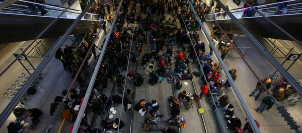 Manifestantes catalanes bloquean la estación de trenes AVE - Sputnik Mundo