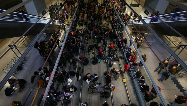 Manifestantes catalanes bloquean la estación de trenes AVE - Sputnik Mundo