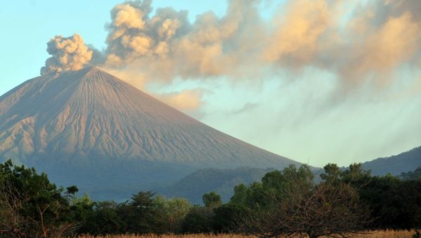 El volcán San Cristóbal en Nicaragua El volcán San Cristóbal en Nicaragua - Sputnik Mundo