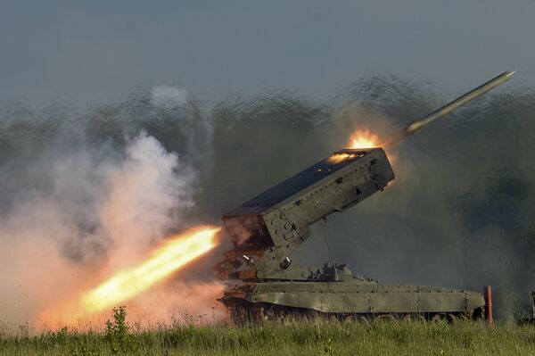 Lanzamiento de un cohete del lanzallamas pesado TOS-1A &#x27;Solntsepiok&#x27; durante un programa de demostración del Foro Técnico-Militar Internacional Army en Kubinka, cerca de Moscú. - Sputnik Mundo