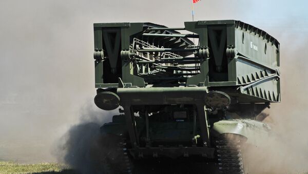 MTU-90M, vehículo lanzapuentes blindado (imagen referencial) - Sputnik Mundo