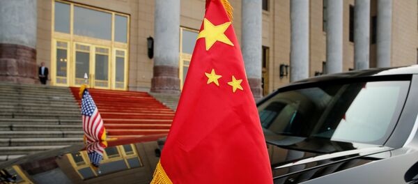 La bandera de China y la bandera de EEUU - Sputnik Mundo