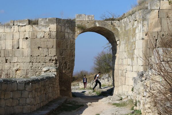 La ciudad fortaleza de cuevas Çufut Qale en Crimea - Sputnik Mundo