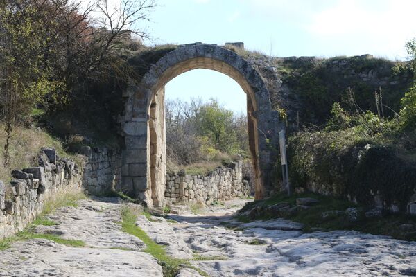 La ciudad fortaleza de cuevas Çufut Qale en Crimea - Sputnik Mundo