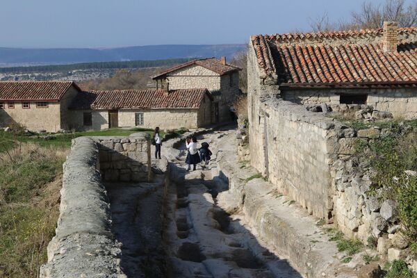 La ciudad fortaleza de cuevas Çufut Qale en Crimea - Sputnik Mundo