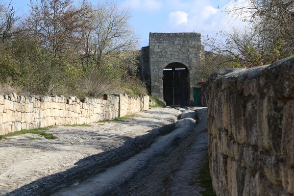 La ciudad fortaleza de cuevas Çufut Qale en Crimea - Sputnik Mundo