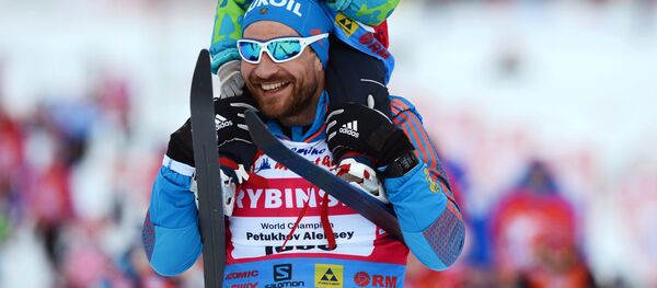 Alexéi Petujov, esquiador ruso, con su hijo (archivo) - Sputnik Mundo