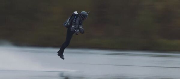 El ingeniero británico efectua un vuelo con un traje volador - Sputnik Mundo