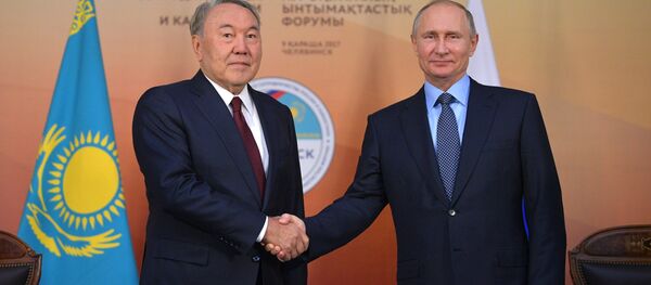 El presidente de Rusia, Vladímir Putin, con su homólogo kazajo, Nursultán Nazarbáyev El presidente de Rusia, Vladímir Putin, con su homólogo kazajo, Nursultán Nazarbáyev - Sputnik Mundo