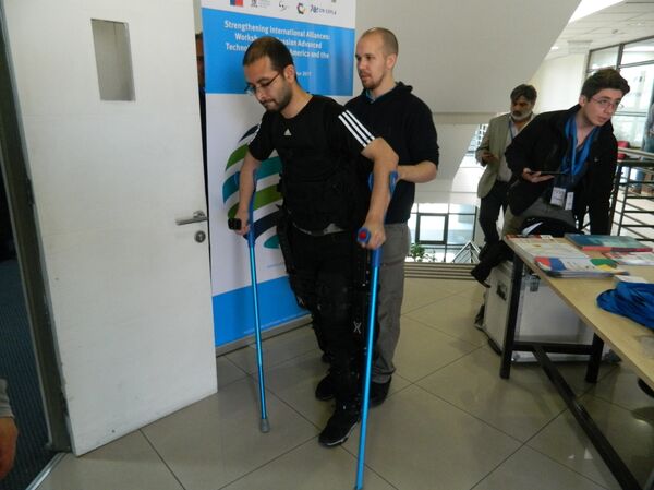 Una persona camina con un exoesqueleto robótico de fabricación rusa - Sputnik Mundo