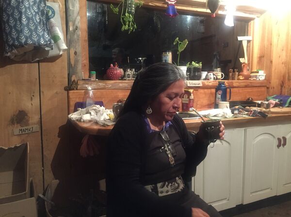 Verónica Hullipan con el mate en su casa - Sputnik Mundo