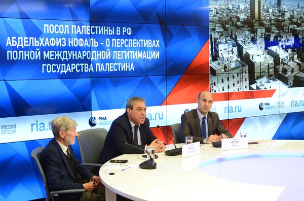 El embajador de Palestina en Rusia, Abdel Hafiz Nofal (centro), durante la rueda de prensa en la agencia Sputnik - Sputnik Mundo