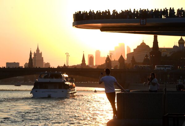 Ribera y mirador del parque Zariadie, en el centro de Moscú Ribera y mirador del parque Zariadie, en el centro de Moscú - Sputnik Mundo
