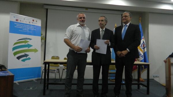 Alexander Myaskov, director del Instituto de Minería de Moscú, de la Universidad MISIS, firma un convenio con el director del departamento de Tecnología Industrial de la Facultad de Tecnología de la Universidad de Santiago de Chile, Antonio Gutierrez, junto al jefe de América Latina de la Organización de Naciones Unidas para el Desarrollo Industrial, Carlos Chanduvi - Sputnik Mundo