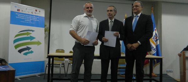 Alexander Myaskov, director del Instituto de Minería de Moscú, de la Universidad MISIS, firma un convenio con el director del departamento de Tecnología Industrial de la Facultad de Tecnología de la Universidad de Santiago de Chile, Antonio Gutierrez, junto al jefe de América Latina de la Organización de Naciones Unidas para el Desarrollo Industrial, Carlos Chanduvi - Sputnik Mundo