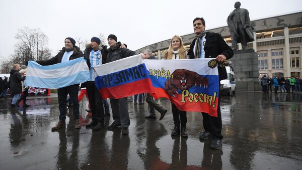 Hinchas de Argentina y Rusia antes del incio del partido amistoso del 11 de noviembre - Sputnik Mundo