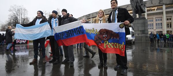 Hinchas de Argentina y Rusia antes del incio del partido amistoso del 11 de noviembre - Sputnik Mundo