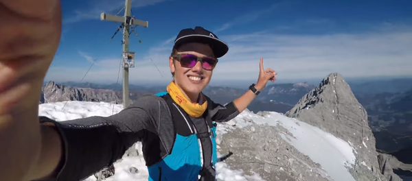 Un alpinista arriesga su vida sin equipamiento de seguridad - Sputnik Mundo