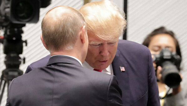 El presidente de Rusia, Vladímir Putin, y su homólogo estadounidense, Donald Trump, durante la cumbre de la APEC - Sputnik Mundo