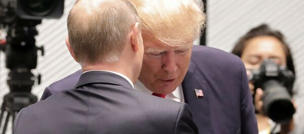 El presidente de Rusia, Vladímir Putin, y su homólogo estadounidense, Donald Trump, durante la cumbre de la APEC - Sputnik Mundo