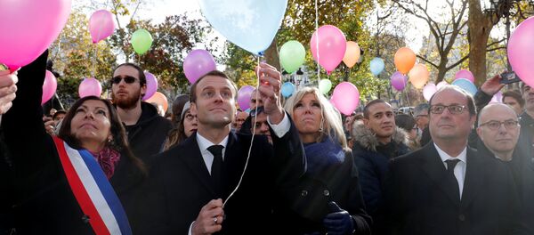 Emanuel Macron, presidente de Francia, durante la ceremonia dedicada a las víctimas de los atentados del 13 de noviembre de 2015 - Sputnik Mundo