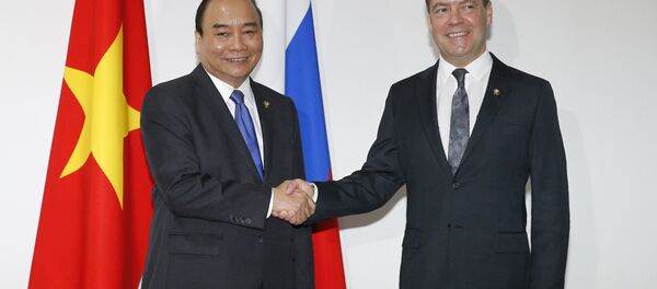 Primer ministro de Vietnam, Nguyen Suan Fuk, y primer ministro de Rusia, Dmitri Medvédev - Sputnik Mundo