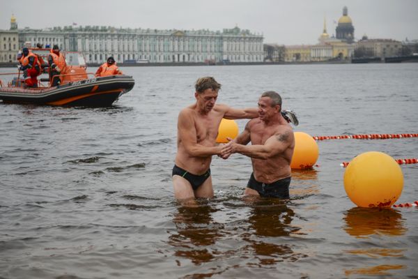 Участники фестиваля зимнего плавания Ледостав после заплыва на пляже у Петропавловской крепости в Санкт-Петербурге Участники фестиваля зимнего плавания Ледостав после заплыва на пляже у Петропавловской крепости в Санкт-Петербурге - Sputnik Mundo