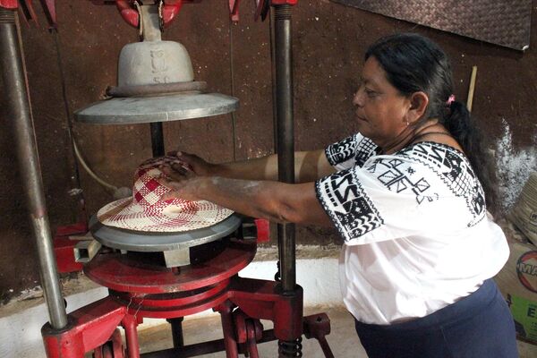 Elaboración de sombreros de jipijapa - Sputnik Mundo