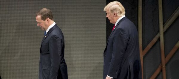 El primer ministro de Rusia, Dmitri Medvédev, y el presidente de EEUU, Donald Trump El primer ministro de Rusia, Dmitri Medvédev, y el presidente de EEUU, Donald Trump - Sputnik Mundo