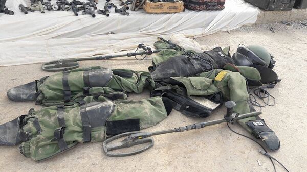 Un traje de protección de zapadores encontrado en los almacenes de armas de los terroristas en Deir Ezzor Un traje de protección de zapadores encontrado en los almacenes de armas de los terroristas en Deir Ezzor - Sputnik Mundo