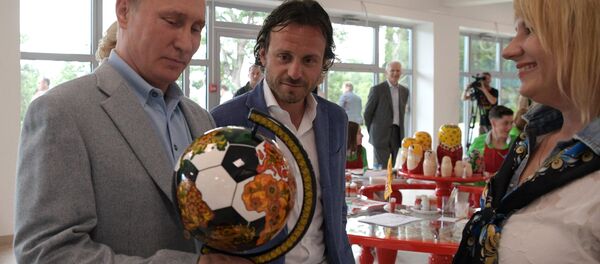 El presidente Vladímir Putin con el globo futbolero con jojlomá El presidente Vladímir Putin con el globo futbolero con jojlomá - Sputnik Mundo