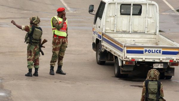 Soldados en las calles de Harare, la capital de Zimbabue Soldados en las calles de Harare, la capital de Zimbabue - Sputnik Mundo