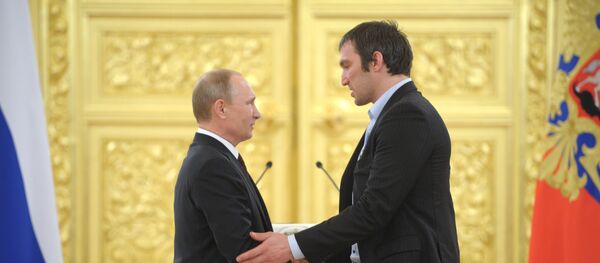 Presidente de Rusia, Vladímir Putin, y jugador de hockey ruso, Alexandr Ovechkin (archivo) - Sputnik Mundo