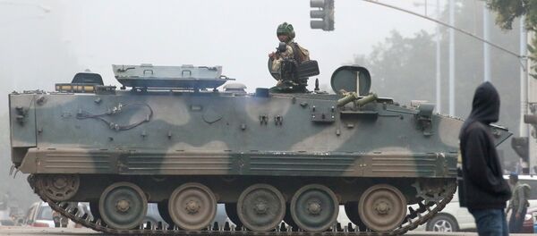 Militares patrullan las cales de Harare, la capital de Zimbabue - Sputnik Mundo