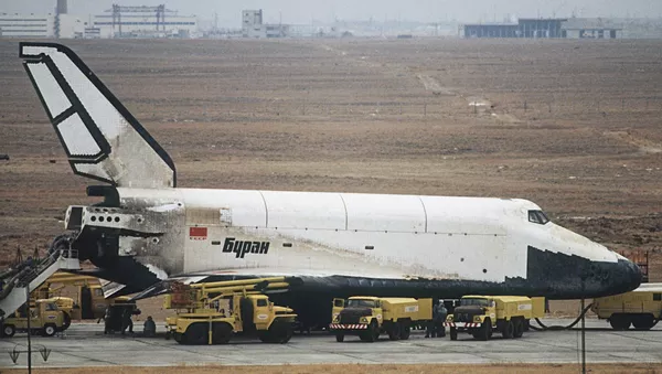 El transbordador espacial Buran tras aterrizar en Baikonur el 15 de noviembre de 1988 - Sputnik Mundo