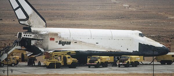 El transbordador espacial Buran tras aterrizar en Baikonur el 15 de noviembre de 1988 - Sputnik Mundo