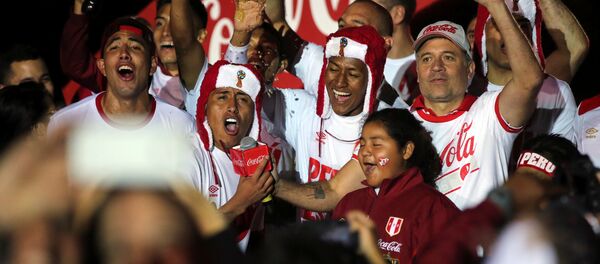 Jugadores de la selección de fútbol peruana celebran su victoria - Sputnik Mundo